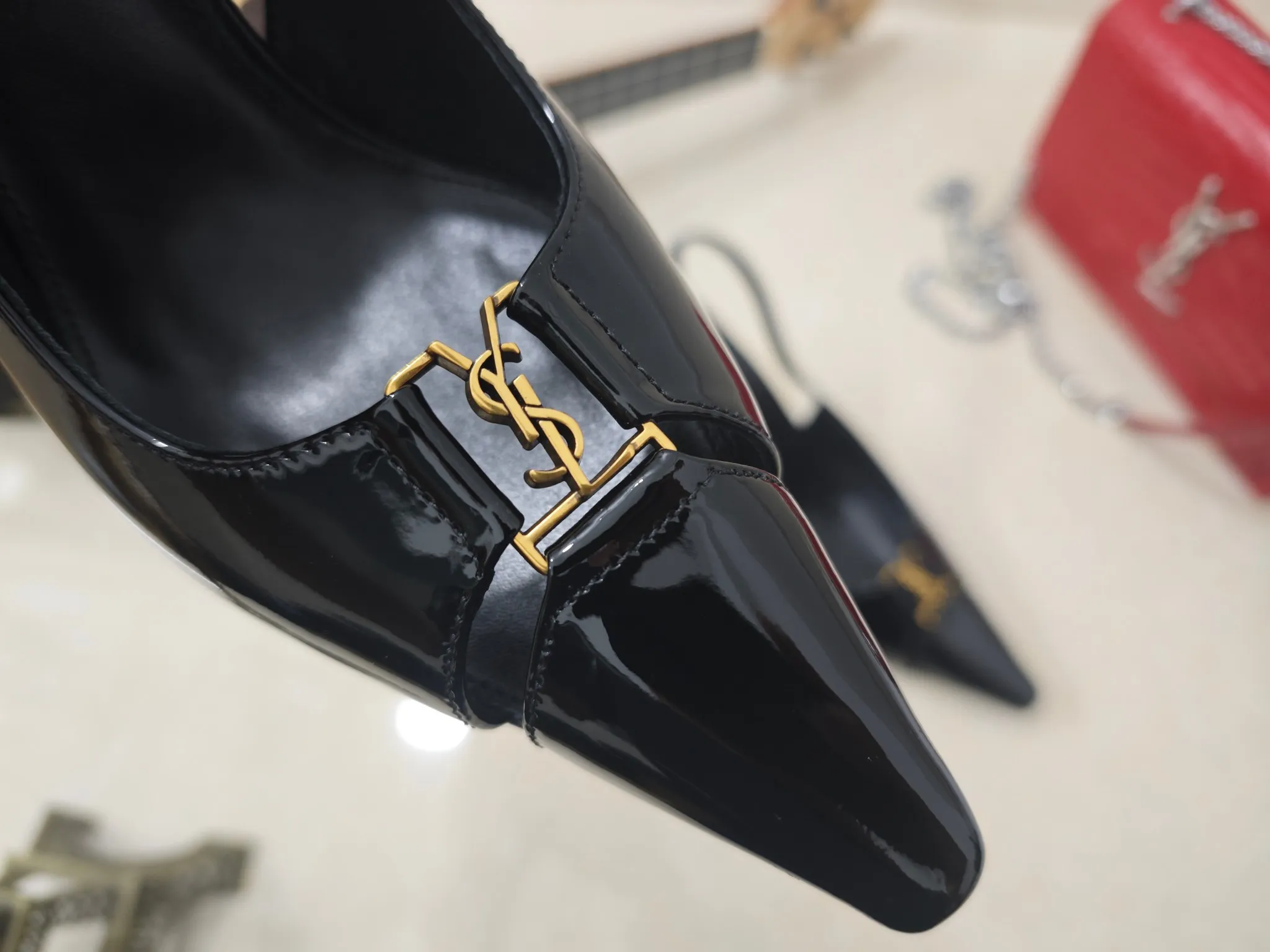 👟👟Ex-factory price 540👟👟 【Saint Laurent】Yves Saint Laurent, high-heeled YSL high heels💃2025 early spring counter synchronizes the latest styles, YSL, decoration👣 Classic and high-quality glamorous masterpieces, the hottest autumn and winter series in the counter, with temperament, fashion, classic and attractive design style 😌The effect on the feet is particularly beautiful〰️, the materials are imported from Italy 🇮🇹 calf, imported black sheepskin, lining, and foot pads; sheepskin, stiletto high heels, size 35-41 (34.41.42 must be customized, non-refundable) outsole; imported genuine leather outsole, with full counter packaging